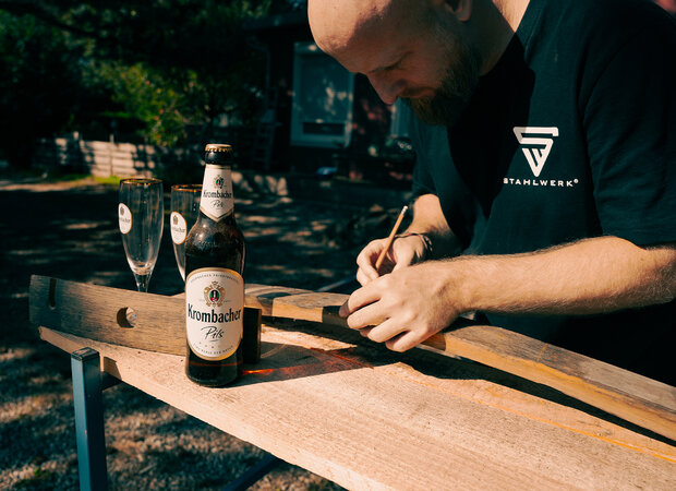Die Mitte der Daube wird mit einem Zollstock und einem Bleistift markiert.