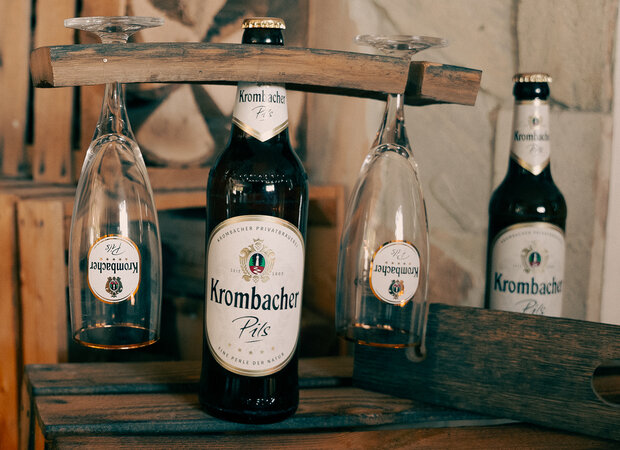 Bierglashalter ist fertig mit einem Holzstück und einer Pilsflasche als Halterung.