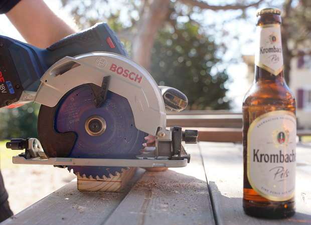 Kanthölzer werden mit Kreissäge ausgeschnitten.