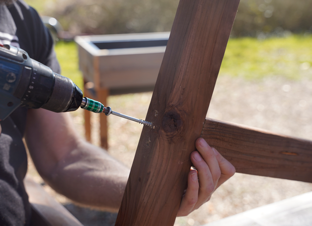 Zwei Holzstreben werden verschraubt.