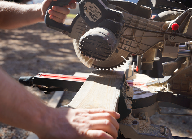 Terassendielen werden mit Kreissäge zugeschnitten.