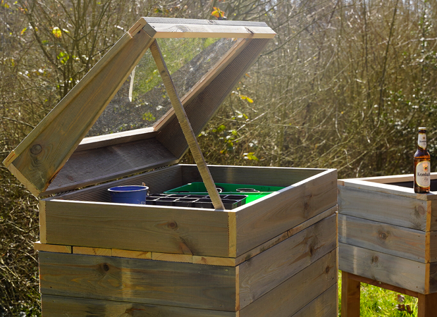 Ein Frühbeetaufsatz wird aufgestellt.