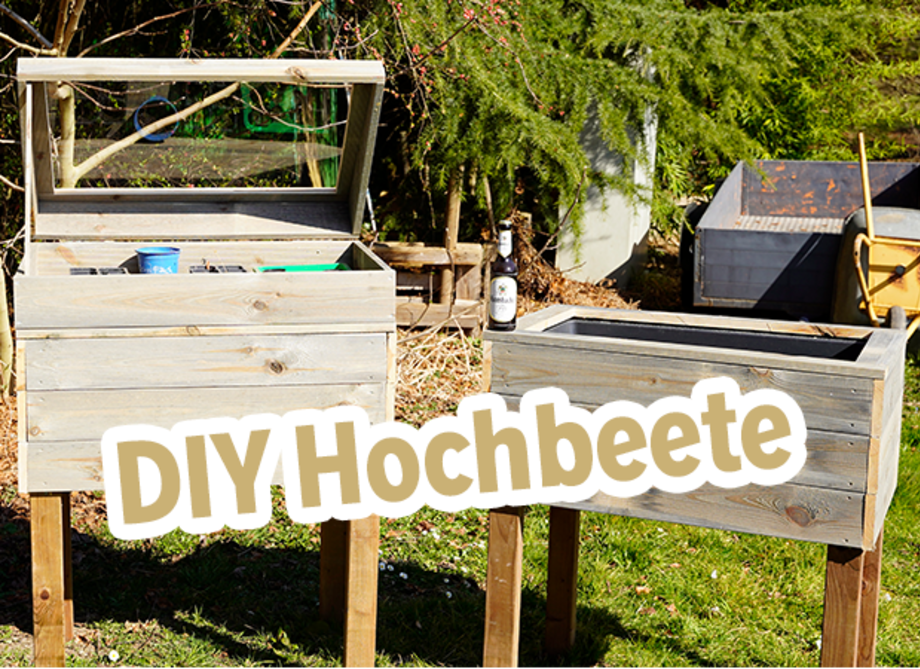 Zwei Holzhochbeete mit einer stehenden Krombacher Pilsflasche.