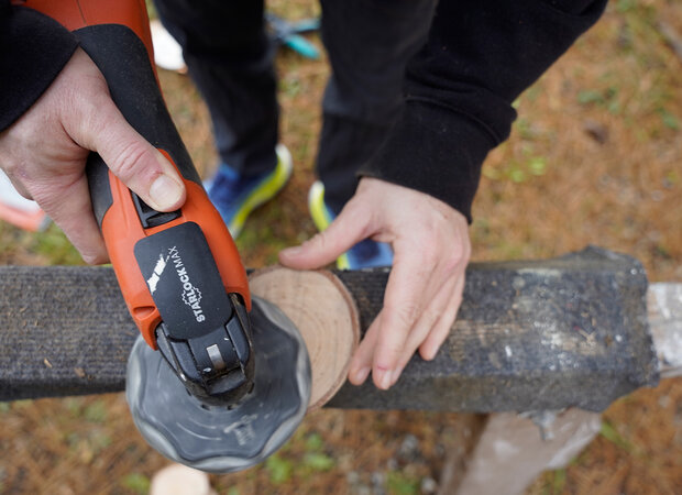 Die Holzscheiben werden mit einer Schleifmaschine abgeschliffen.