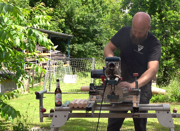 Rundstäbe aus buche werden mit einer Kreissäge als Wurfhölzer gesägt.