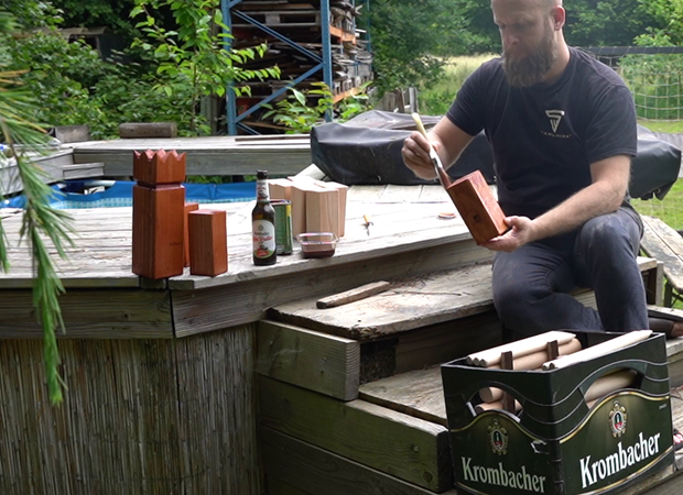 Die geschnitten Kubbs und Rundhölzer werden geschliffen und dann anschließend geölt.