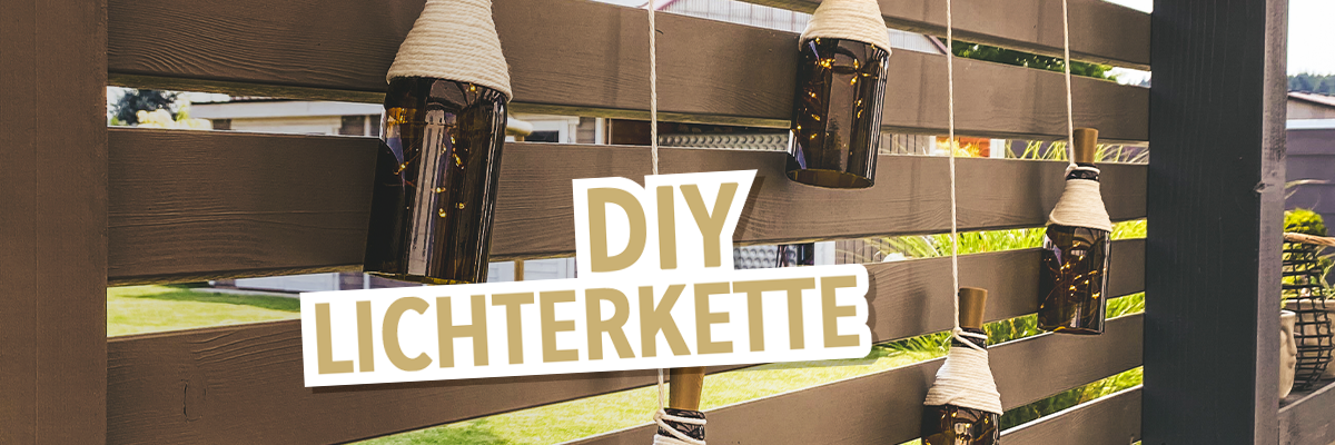 Drei hängende Gläser mit Lichtern, umwickelt mit Schnur, an einer Holzlattenwand. Der Text 'DIY LICHTERKETTE' ist in großen, hellen Buchstaben sichtbar.