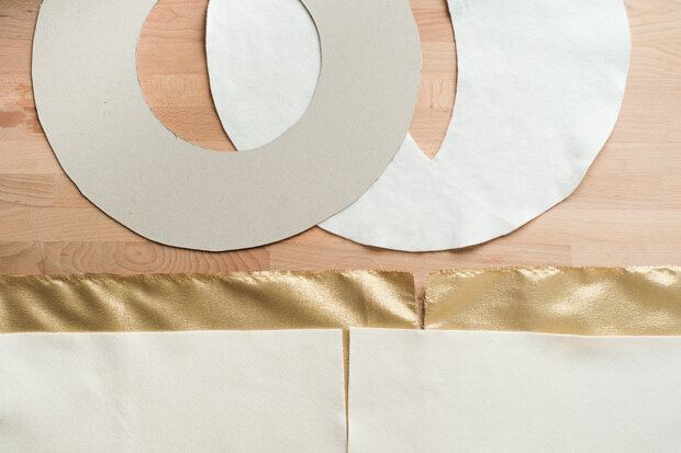 Zwei runde Pappkreise mit einem runden Loch.