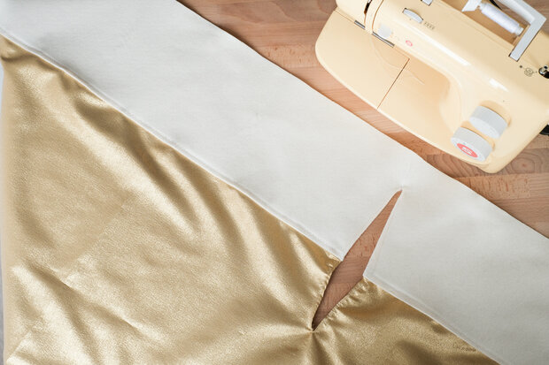 Pils und Goldstoff wird zusammengenäht.