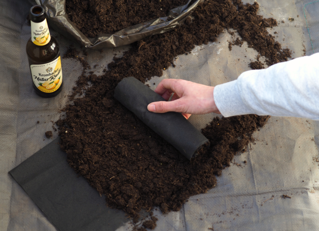 Fliesrolle unter der Erde wird zusammengerollt.