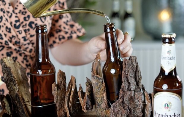 In braune Flaschen wird Wasser reingefüllt.