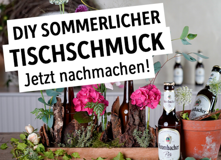 DIY sommerlicher Tischschmuck Jetzt nachmachen. mit Blumen und Krombacher Pilsflasche im Hintergrund.