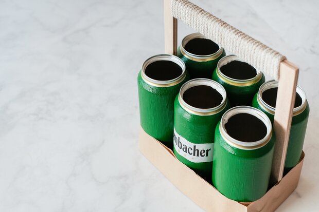 Der Holzgriff wird an die 6 Dosen angebracht und fertig ist die Toolbox.