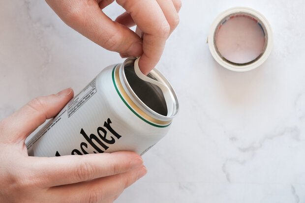 Scharfen Dosenkanten mit Gewebeband abkleben.