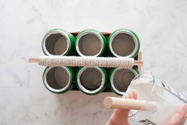 Eine Gussmasse wird angerührt.