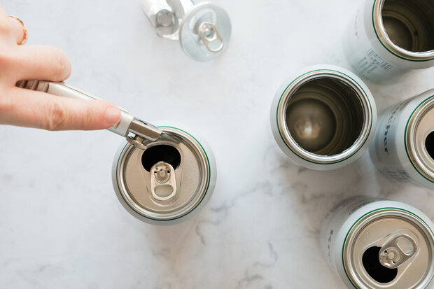 Mit Cutter Oberseite der Dose abschneiden.