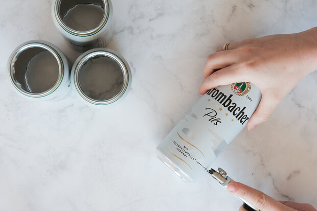 Mit Bleistift eine Krombacher Pils Dose anzeichnen an der Unterkante.