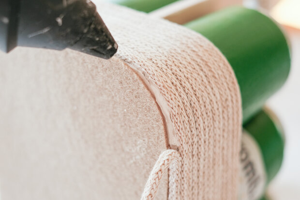 Mit Kleber wird das Filz und das Seil befestigt.