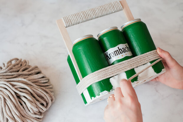 Das restliche Seil wird um die Dosen gewickelt.