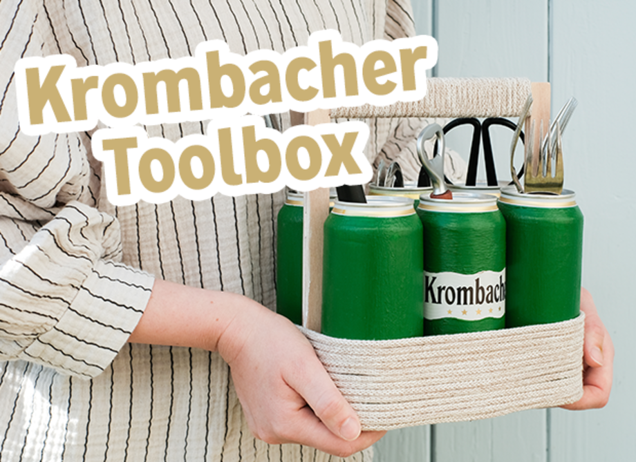 Grün angestrichene Krombacher Pilsdosen mit Text: Krombacher Toolbox.