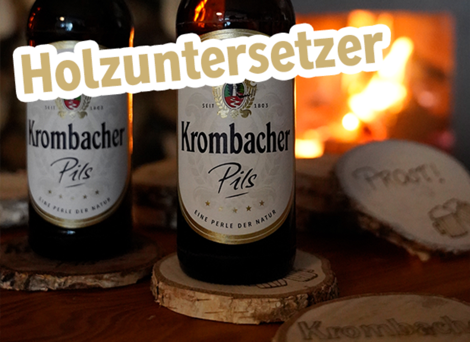 Zwei Krombacher Pils Flaschen auf einem Untersetzer mit Text: Holzuntersetzer.