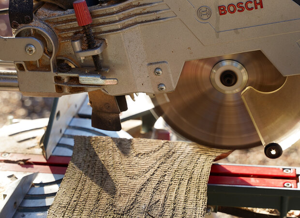 Holzscheibe wird mit einer Kreissäge zugeschnitten.