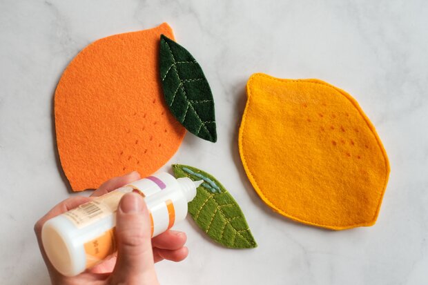 Blätter werden an Zitrone geklebt.