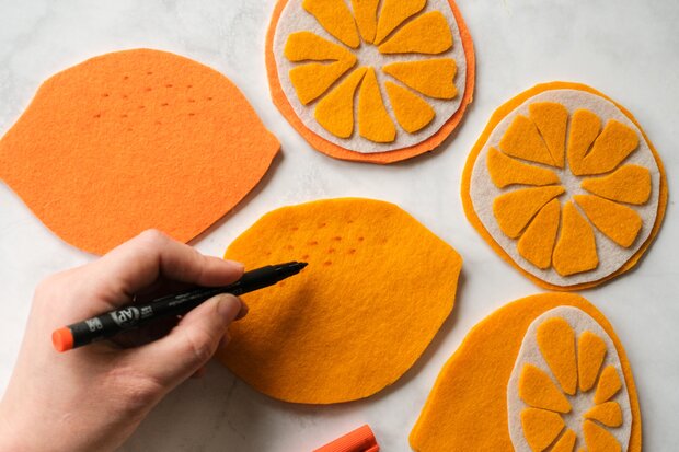 Punkte werden auf Zitronen gemalt.