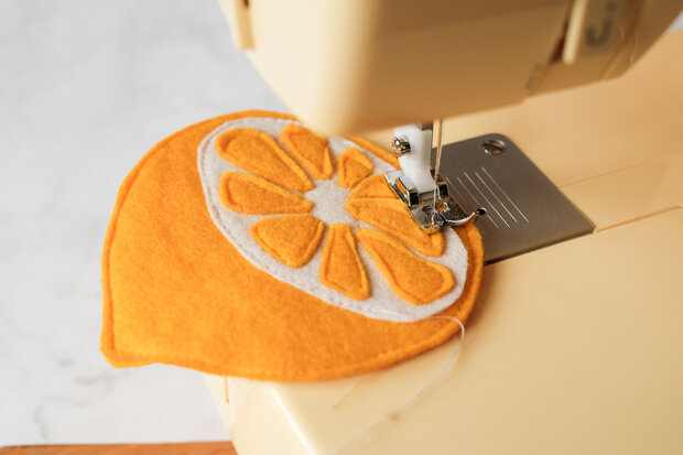 Filzzitrone bekommt einen Zierstich.