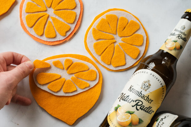 Filzzitronen werden richtig angeordnet.