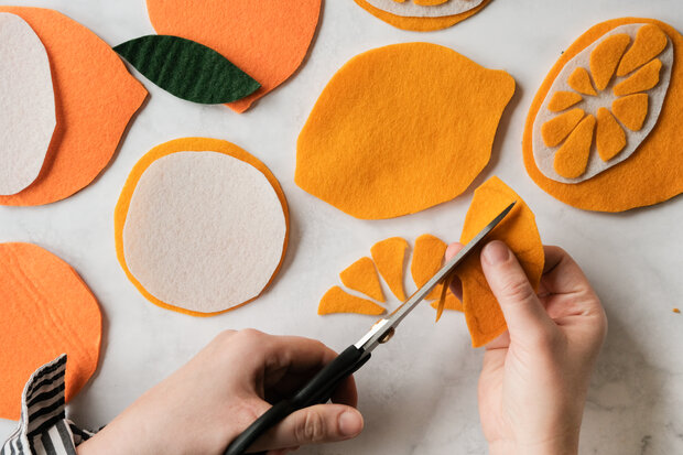 Formen aus gelben Filz ausschneiden.