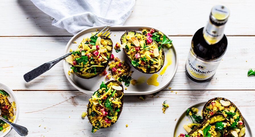 Bunt mit Salat belegte Brote mit einem Krombacher Radler.