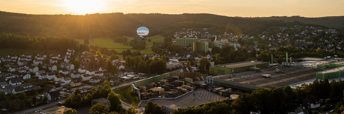 Vogelperspektive von Krombach. Zu sehen ist die Krombacher Brauerei und viele Häuser drumherum.