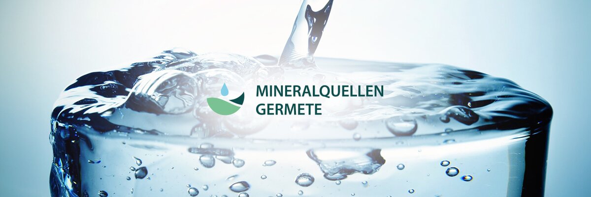 Ein Glas mit Wasser, aus dem ein Wassertropfen spritzt. Oben im Bild steht der Text 'MINERALQUELLEN GERMETE'.