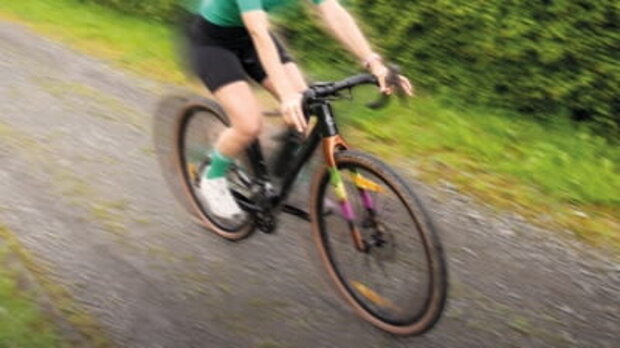 Eine Person fährt auf einem Fahrrad. Die Bewegung ist unscharf.