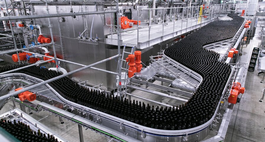 Eine Produktionslinie mit mehreren Förderbändern, die in einer Wellenform angeordnet sind. 