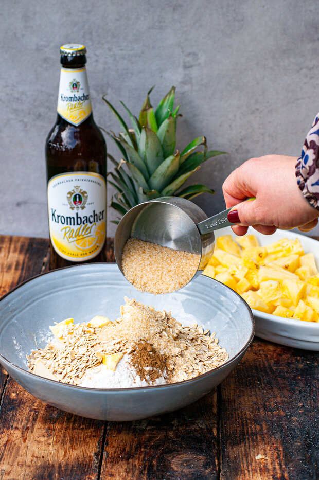 Zimt wird in eine Schüssel gegeben.