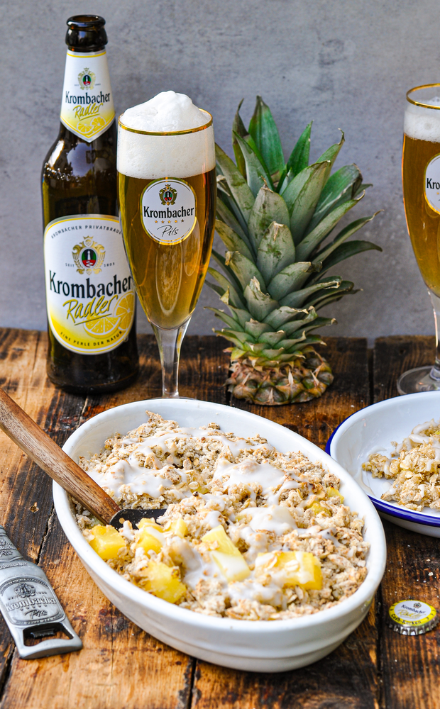 Ein fertiger Ananascrumble mit Krombacher Radler.
