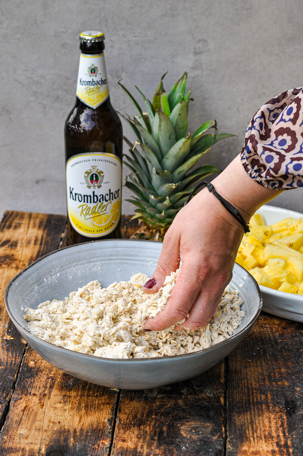 Der Schüsselinhalt wird zu einer Masse vermischt