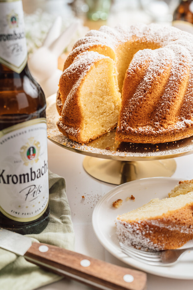 selbstgemachter Apfelgugelhupf mit Krombacher Pils.