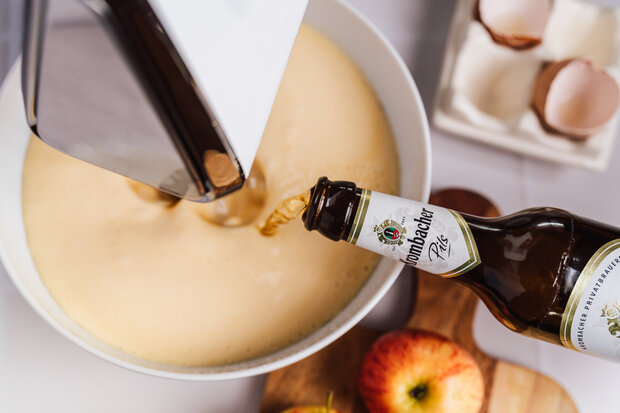 Zum Teig wird Krombacher Pils hinzugegeben.