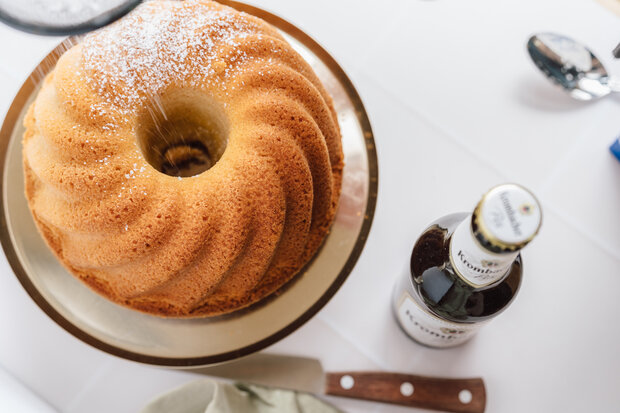 selbstgemachter Apfelgugelhupf mit Krombacher Pils.