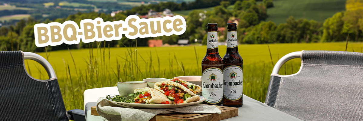Ein Tisch mit BBQ-Bier-Sauce, zwei Flaschen Bier und Tortillas, im Hintergrund eine grüne Landschaft.