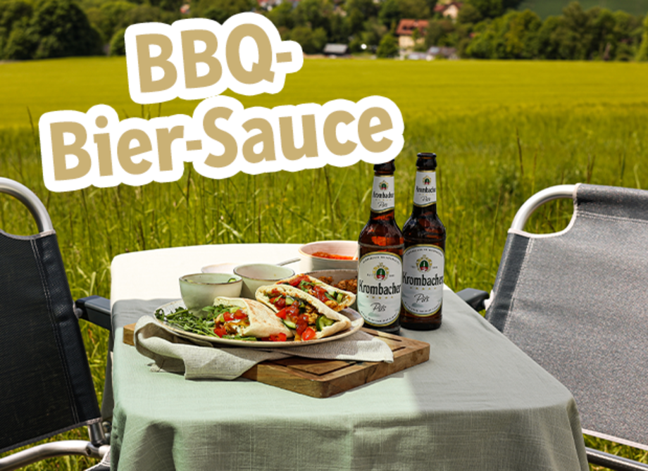 Ein Tisch mit BBQ-Bier-Sauce, zwei Flaschen Bier und Tortillas, im Hintergrund eine grüne Landschaft.