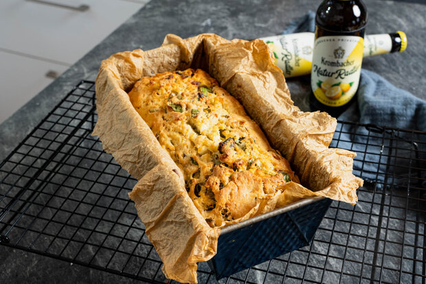 Gebackenes Bierbrot in einer Rechteckigen Backform mit Backpapier.