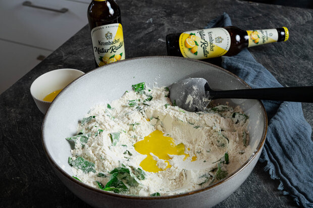 Mehl, Rucola und Eigelb liegen in einer großen weißen Schüssel.