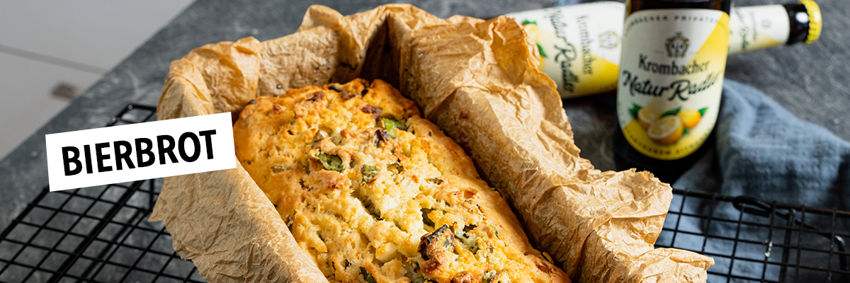 Gebackenes Bierbrot in einer Rechteckigen Backform mit Backpapier.