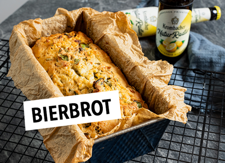 Gebackenes Bierbrot in einer Rechteckigen Backform mit Backpapier.