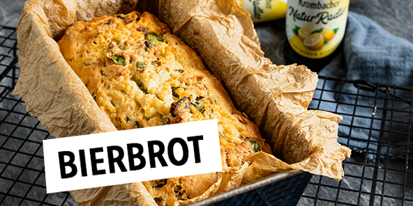 Gebackenes Bierbrot in einer Rechteckigen Backform mit Backpapier.