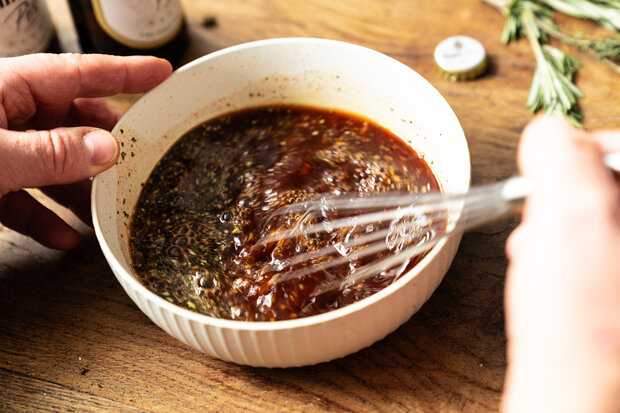 In einer kleinen Silbernen Schüssel wird die Marinade angerührt.